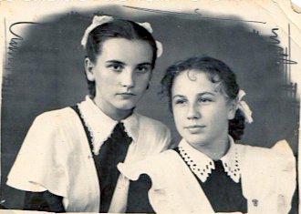 Фото бабушки с подругой 1954 год