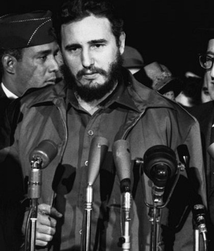8)	Видный политический деятель Фидель Кастро