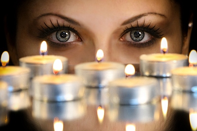 Гадания на суженого под Новый год, девушка и свеча