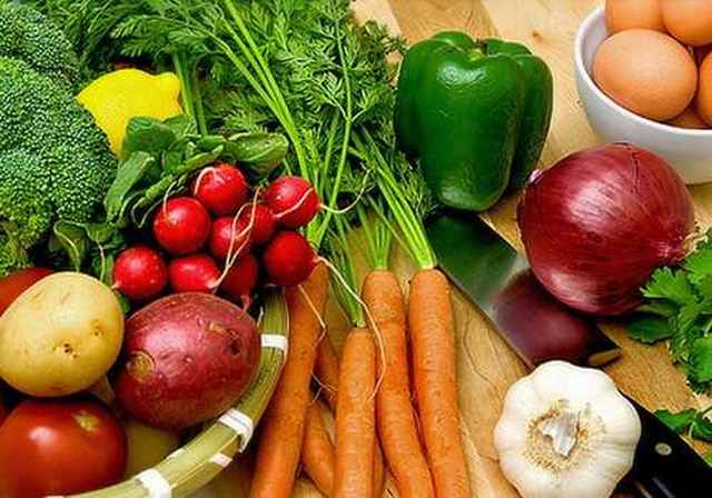 Какие питательные вещества следует добавлять в рацион питания при вегетарианской диете.